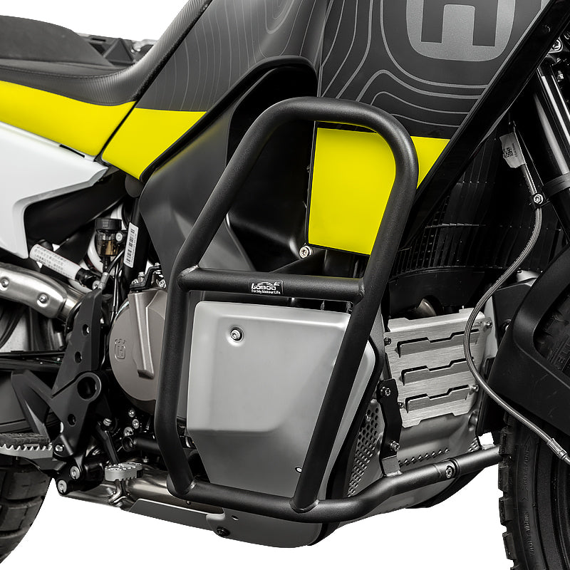Mira dónde funciona la barra lateral de la moto.