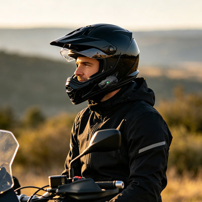 Interfono R1M su casco integrale durante una sosta