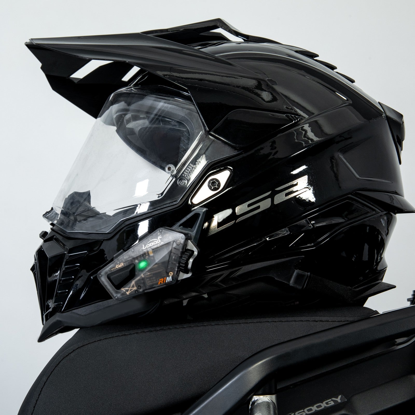 Interfono R1M montato su un casco nero, vista ravvicinata