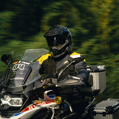 Moto adventure in movimento con interfono R1M sul casco