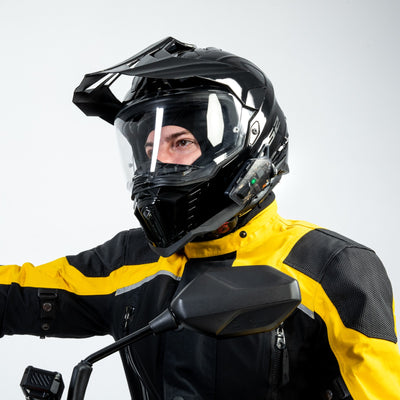 Pilota enduro con interfono R1M sul casco