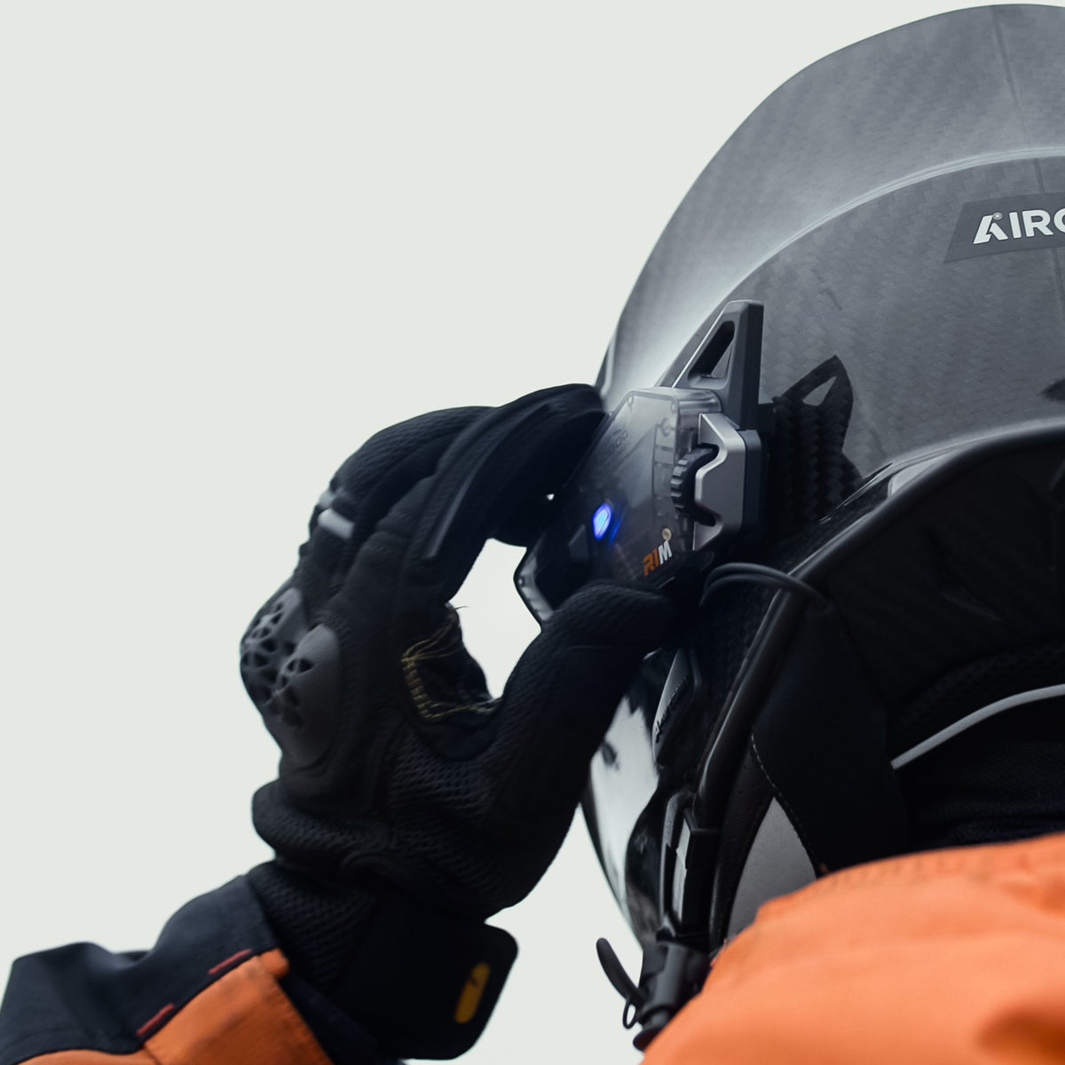 Regolazione dell'interfono R1M con i guanti da moto indossati