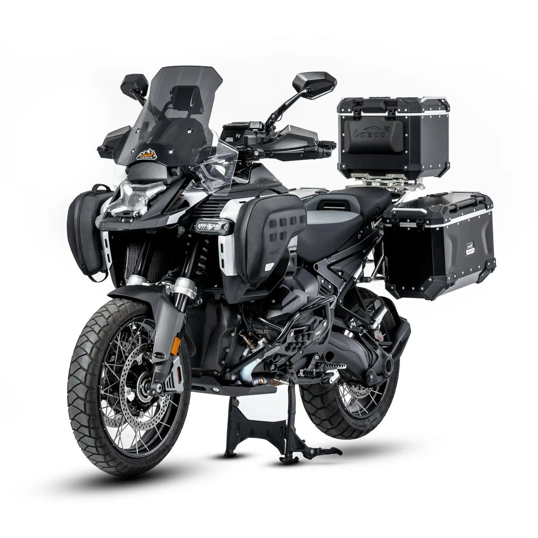 BMW R 1300 GS Adventure allestita per il viaggio, vista di tre quarti anteriore