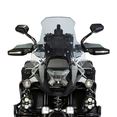 Parabrezza fumè sulla BMW R 1300 GS visto dal davanti, con paramani e faretti
