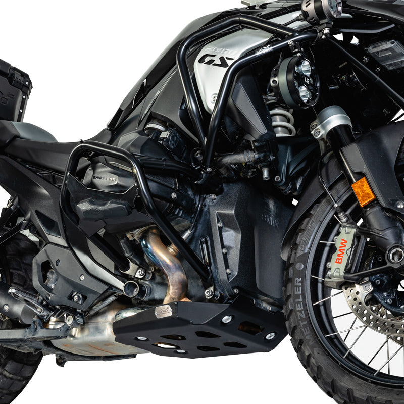 BMW R 1300 GS con paracoppa LOBOO sotto il motore, vista anteriore di tre quarti