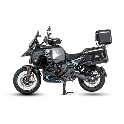 BMW R 1300 GS Adventure con paracoppa nero sotto il motore, vista laterale