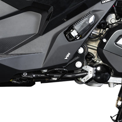 Piastra cavalletto LOBOO CJC092 installata sul cavalletto laterale di una BMW C 400