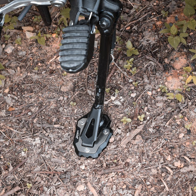 Piastra cavalletto LOBOO CJC321 installata sul cavalletto della Honda CRF1100L Africa Twin