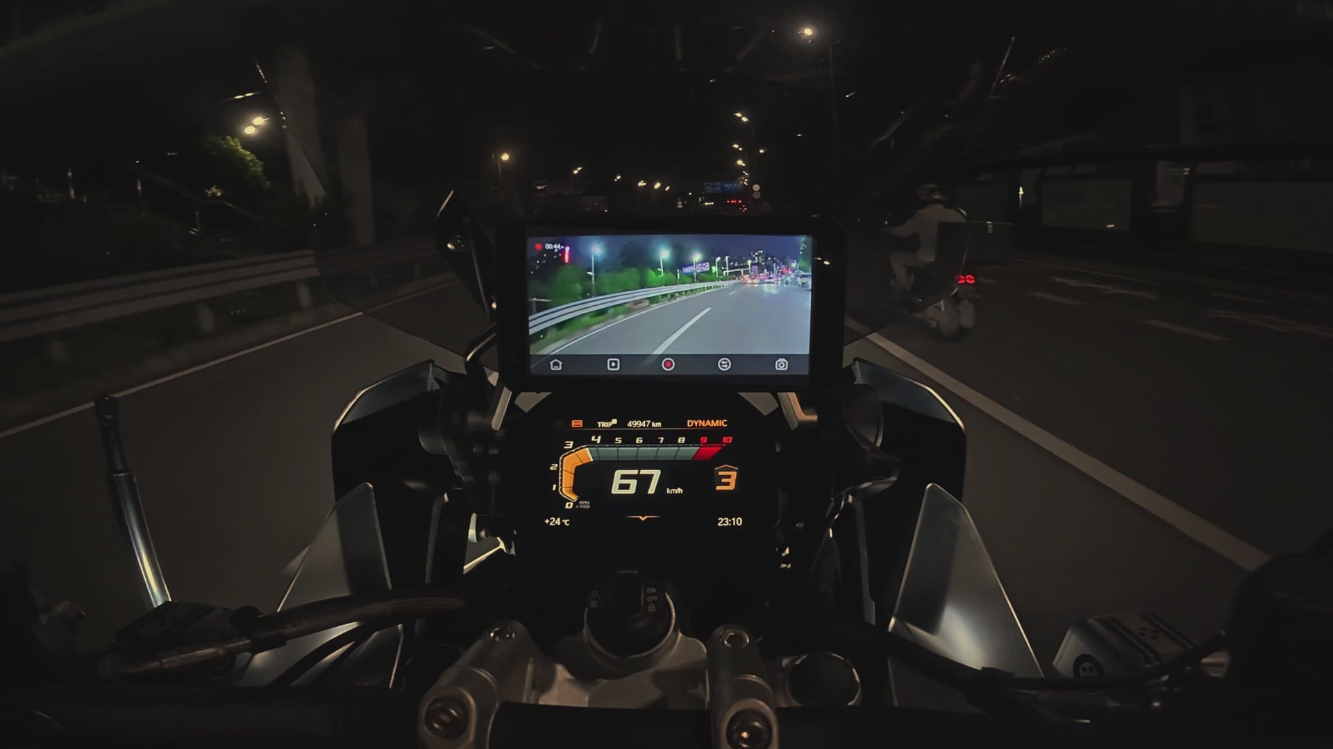 Subir vídeo: Mientras otros viajan en la oscuridad, JADOS6 te permite ver cada detalle. La tecnología de &lt;strong&gt;visión nocturna en color en tiempo real&lt;/strong&gt; convierte la noche en día, ofreciendo una &lt;strong&gt;visión clara y profunda incluso en las condiciones más oscuras&lt;/strong&gt;. Tu pantalla se convierte en un auténtico &lt;strong&gt;dispositivo de visión nocturna para motos&lt;/strong&gt;, para una conducción más segura y precisa en todo momento.