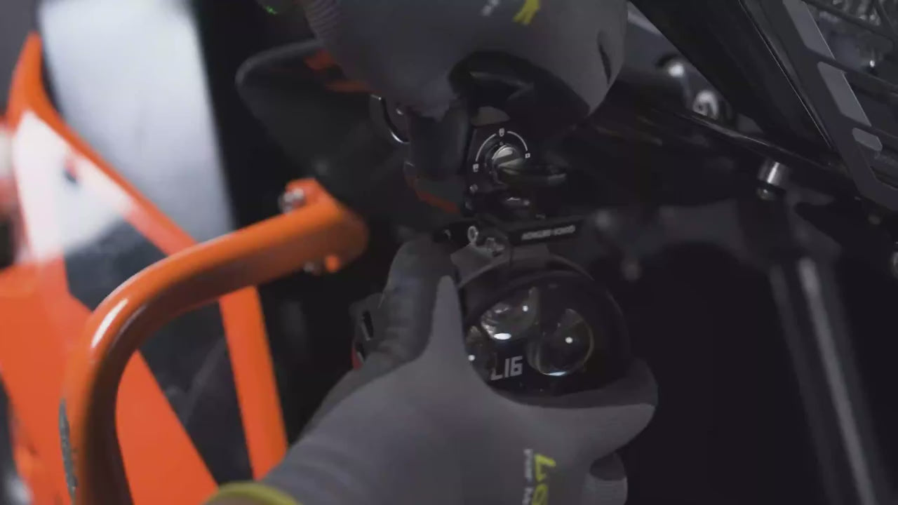 Cargar video: Montaggio del supporto a sgancio rapido LOBOO con i fari ausiliari L16
su KTM 1290 Super Adventure: fissaggio alle barre paramotore,
aggancio dei fari e blocco a chiave
