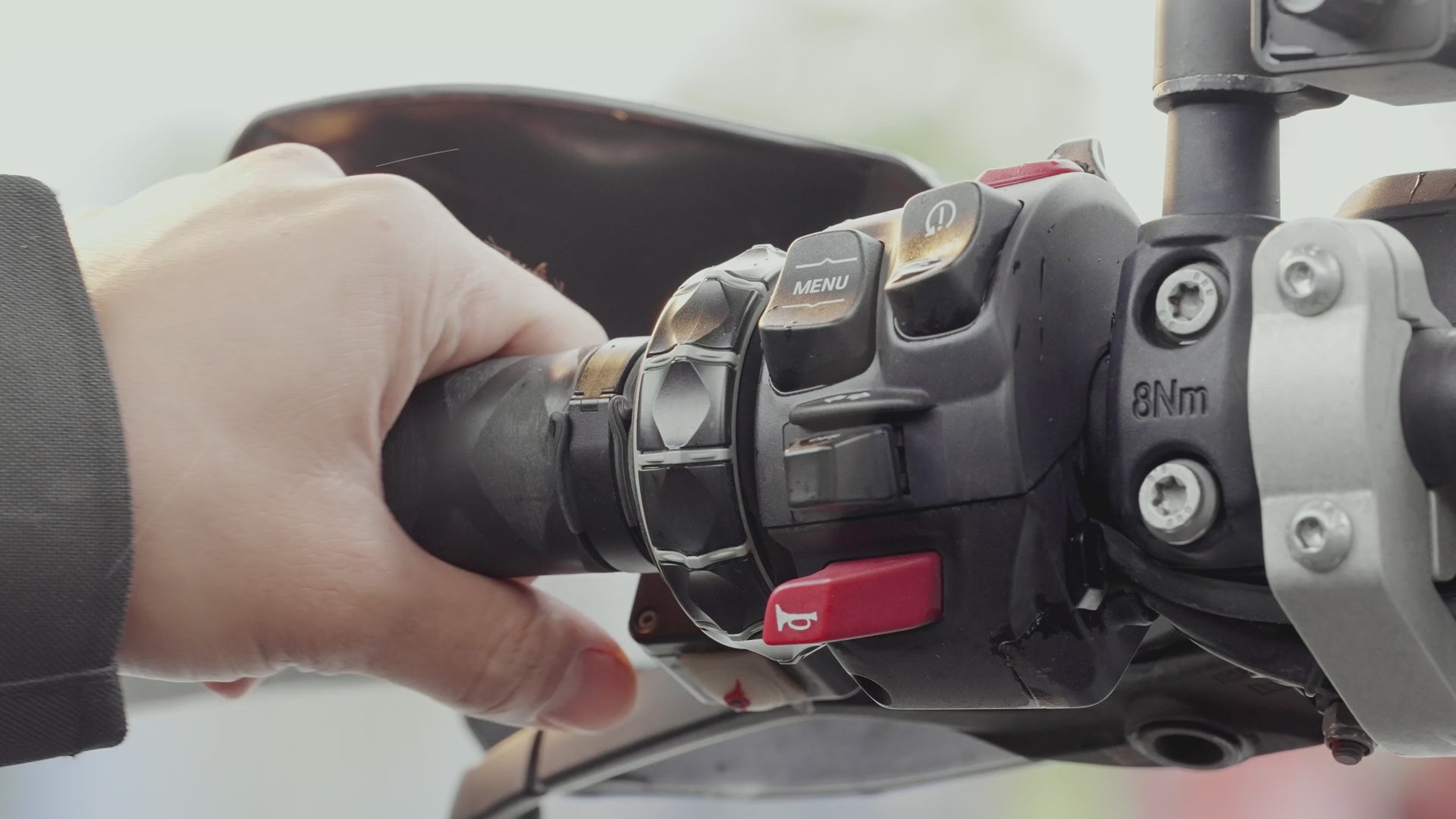 Subir vídeo: Gestión inmediata del BMW ESA con controles intuitivos. Ajuste la comodidad, la estabilidad y la configuración en tiempo real mediante una solución plug-and-play perfectamente integrada con los sistemas originales de BMW.