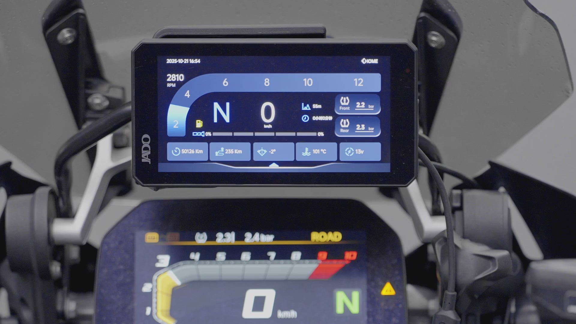 Subir vídeo: Lectura directa de los datos BMW al encender el motor, sin aplicaciones externas. Visualiza inmediatamente la velocidad, la marcha, el consumo y los parámetros vitales de la moto. Conexión plug-and-play para una integración estable y ordenada.