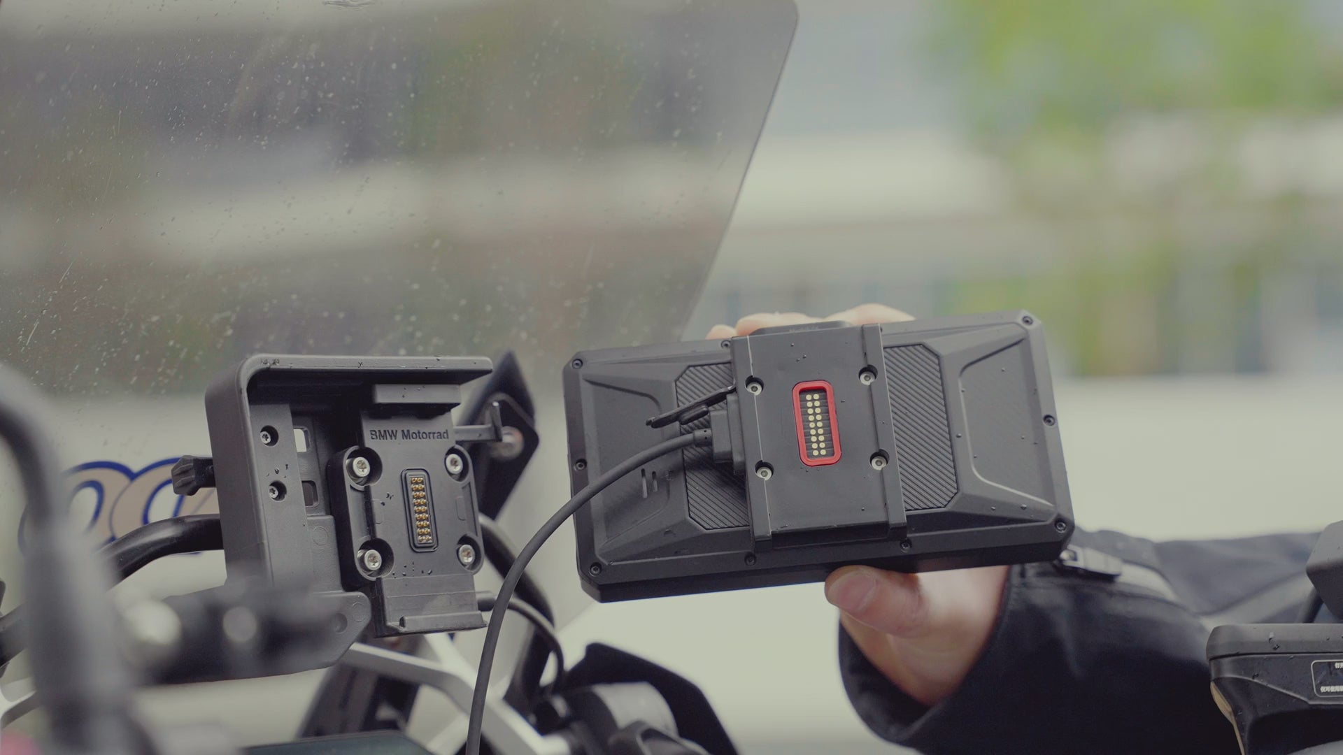 Subir vídeo: Soporte BMW de liberación rápida, se puede utilizar con una sola mano: engancha, siente el «clic» y la palanca de seguridad lo bloquea todo de forma estable. Doble sistema de fijación para resistir las vibraciones y los caminos de tierra. Alimentación integrada, sin cables a la vista. Retirada inmediata para función antirrobo.