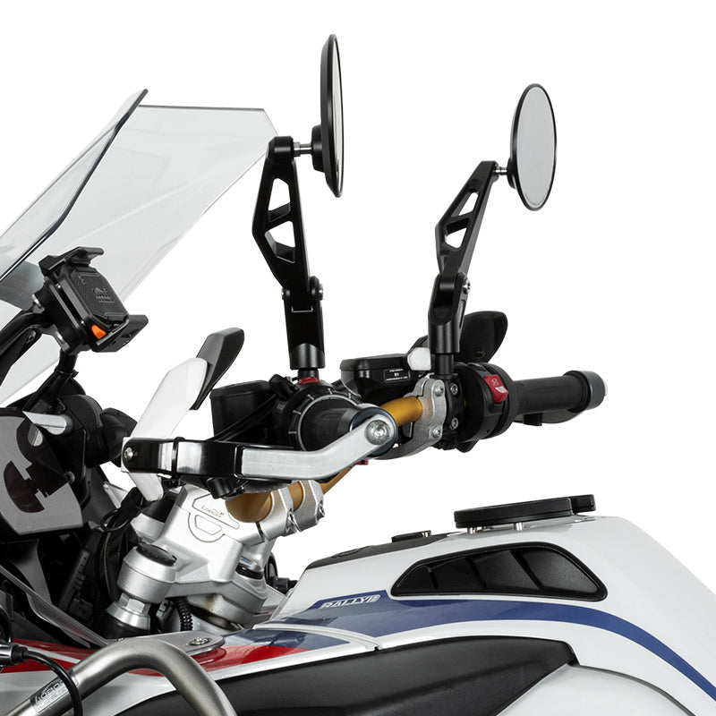 Specchietto LOBOO RM01 montato sul lato destro di una BMW GS con paramani