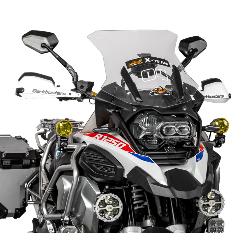 Moto adventure di tre quarti equipaggiata con gli specchietti LOBOO RM02