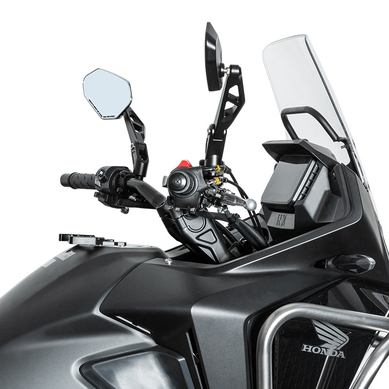 Specchietto LOBOO RM03 montato sul lato destro di una moto adventure
