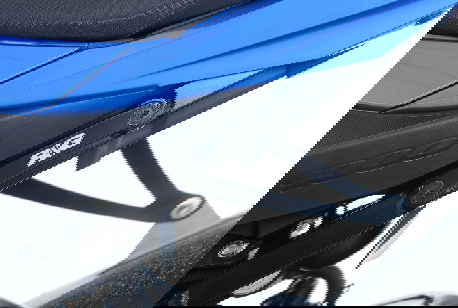 Staffa supporto scarico + piastra fori pedane posteriori, Suzuki GSX-R1000/R '17-  R&G