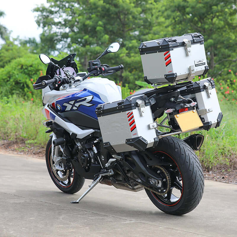 Valigie laterali argento su BMW S 1000 XR, tre quarti posteriore