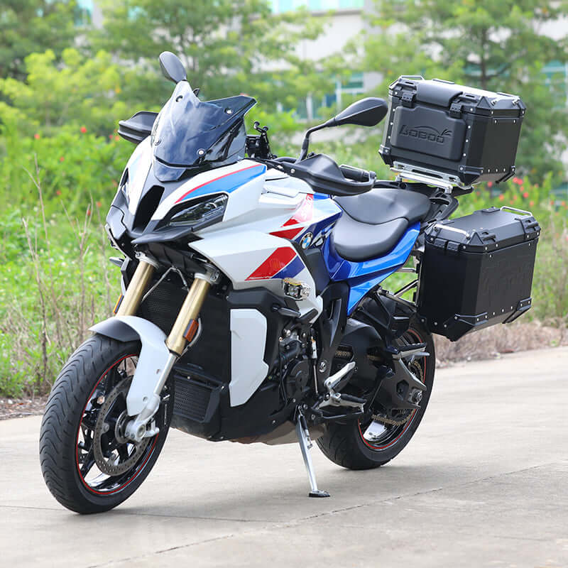 Valigie nere montate sulla S 1000 XR, tre quarti anteriore destro