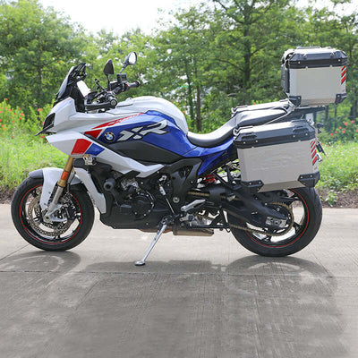 BMW S 1000 XR con valigie laterali argento, fiancata sinistra a moto intera