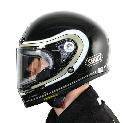 Casco tenuto in mano, profilo con la pellicola fotocromatica sulla visiera