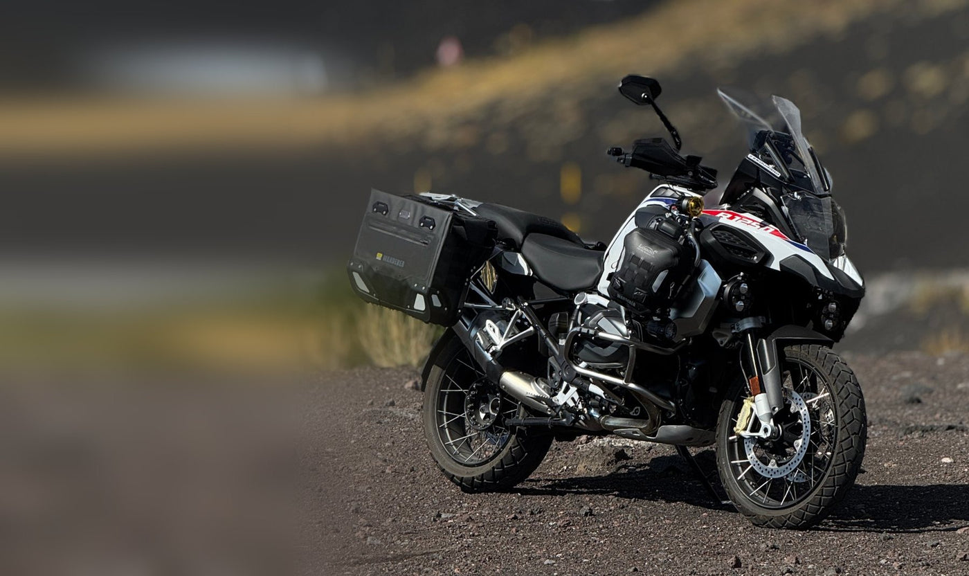 BMW R 1250 GS Adventure con bolsas inflables LOBOO Wanderer montadas en las defensas del motor
